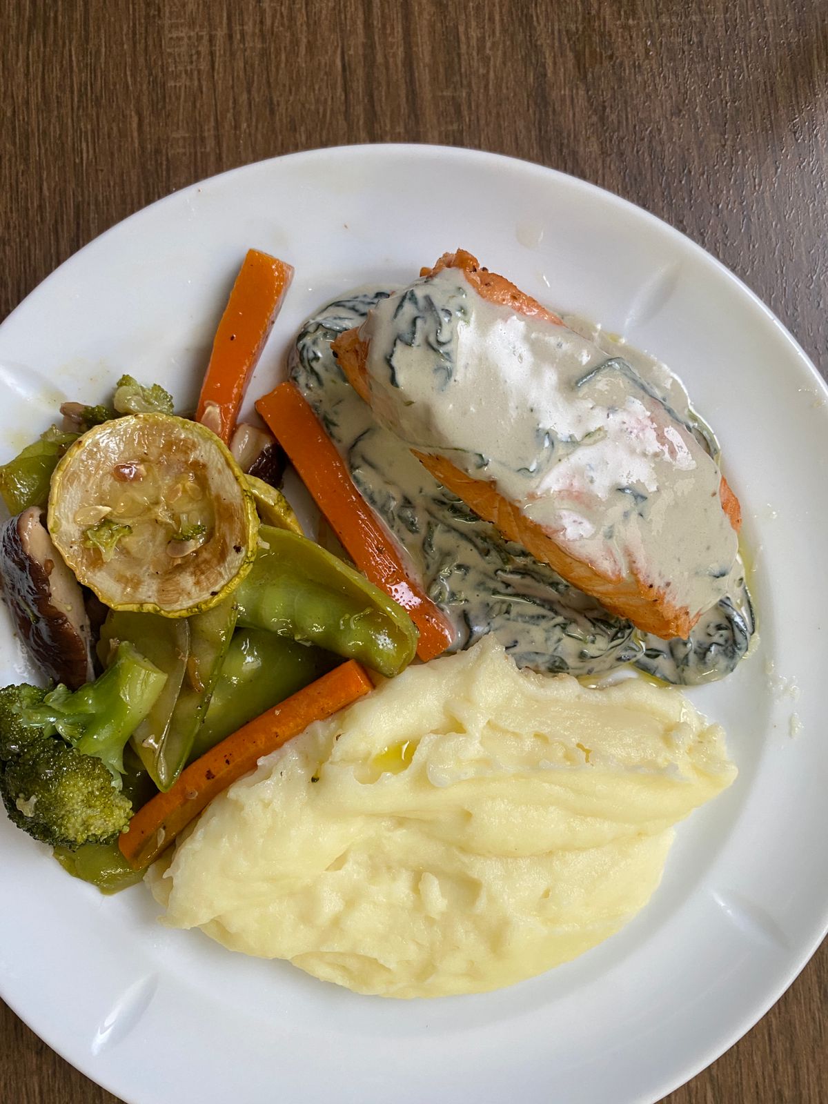 Salmão Grelhado com Creme de Espinafre